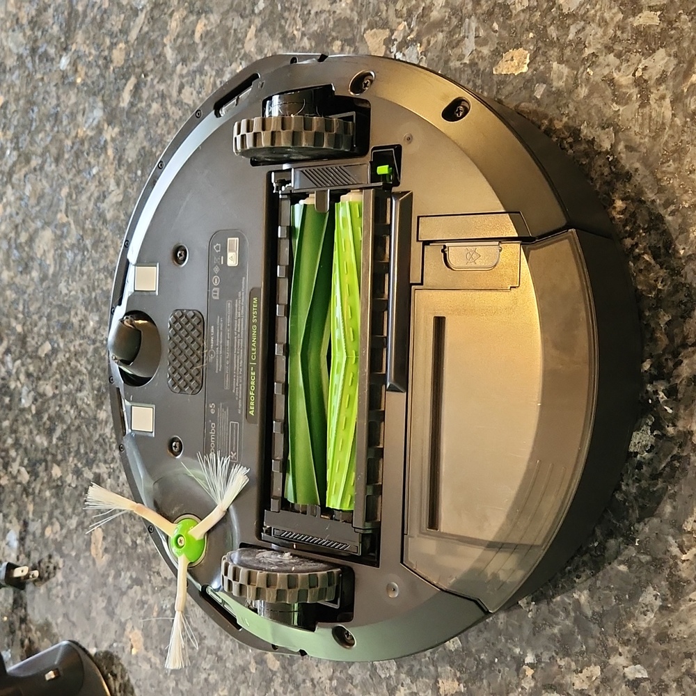 Roomba e5 Robot Vacuum - Picture 3 of 7